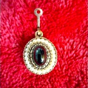 Necklace pendant in like new condition